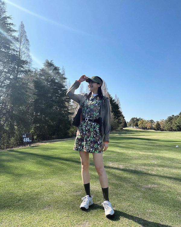 人気女優がゴルフコーデを披露！