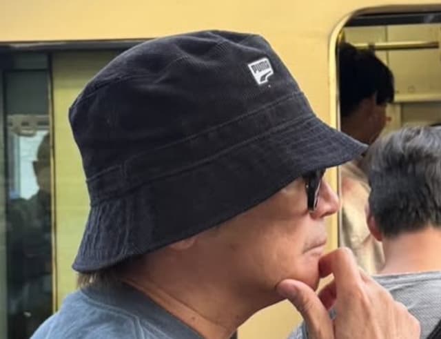 近藤真彦、江ノ電デビューでごきげん散歩　「待ってろ金持ち！」にファン反応