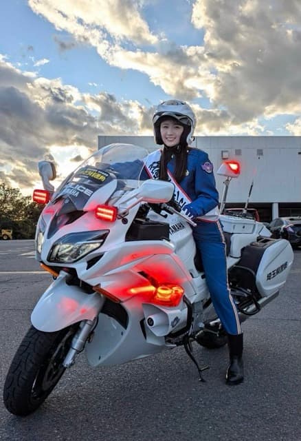 「夢が叶いました」バイク好きタレント 伊藤愛真が格好良い白バイ警官姿を披露！