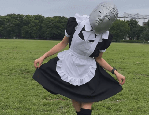 “大仏お面”を被ったメイド推参！元アイドルのマラソン美女子、映えすぎランニングムービーに反響続々「ホーム画面にしたい」