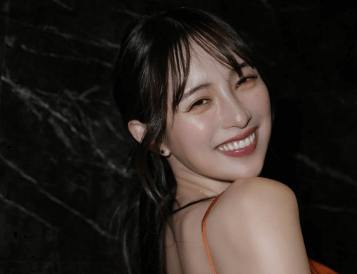 「どれが良きですか？」美しすぎと話題の人気モデル、バースデーに3択の質問！ファン悩める袋小路に「全部素敵」