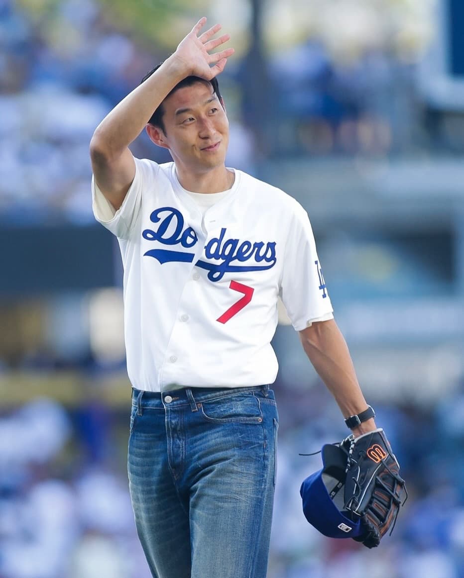 「サッカースターが魅せた‼」ソン・フンミン、ドジャースタジアムで“完璧な始球式”