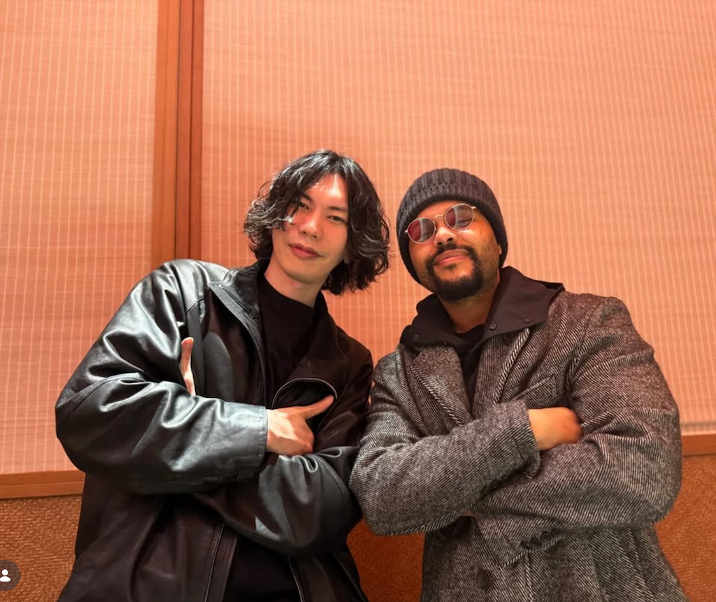 米津玄師、ザ・ウィークエンドと再会　腕組み2ショットに反響