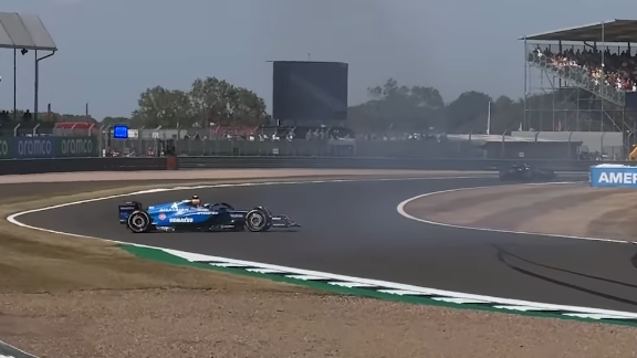 危機一髪！Carlos Sainzがグランドスタンド前でスピン、あわやの瞬間に観客騒然