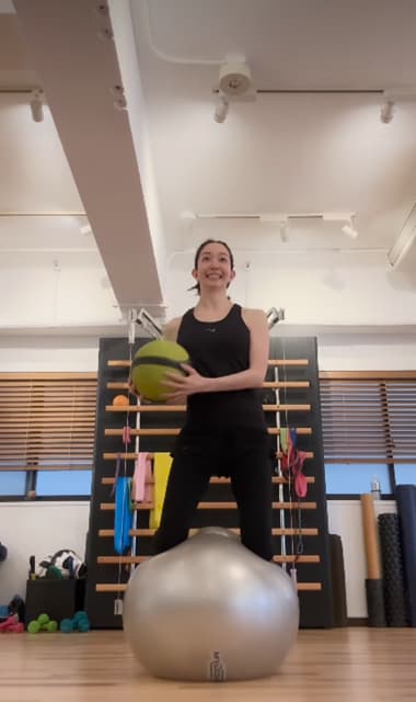 「可愛い！ ボール投げる役やりたい」女優・松島花、バランスボールに乗ってキャッチボールする映像を公開