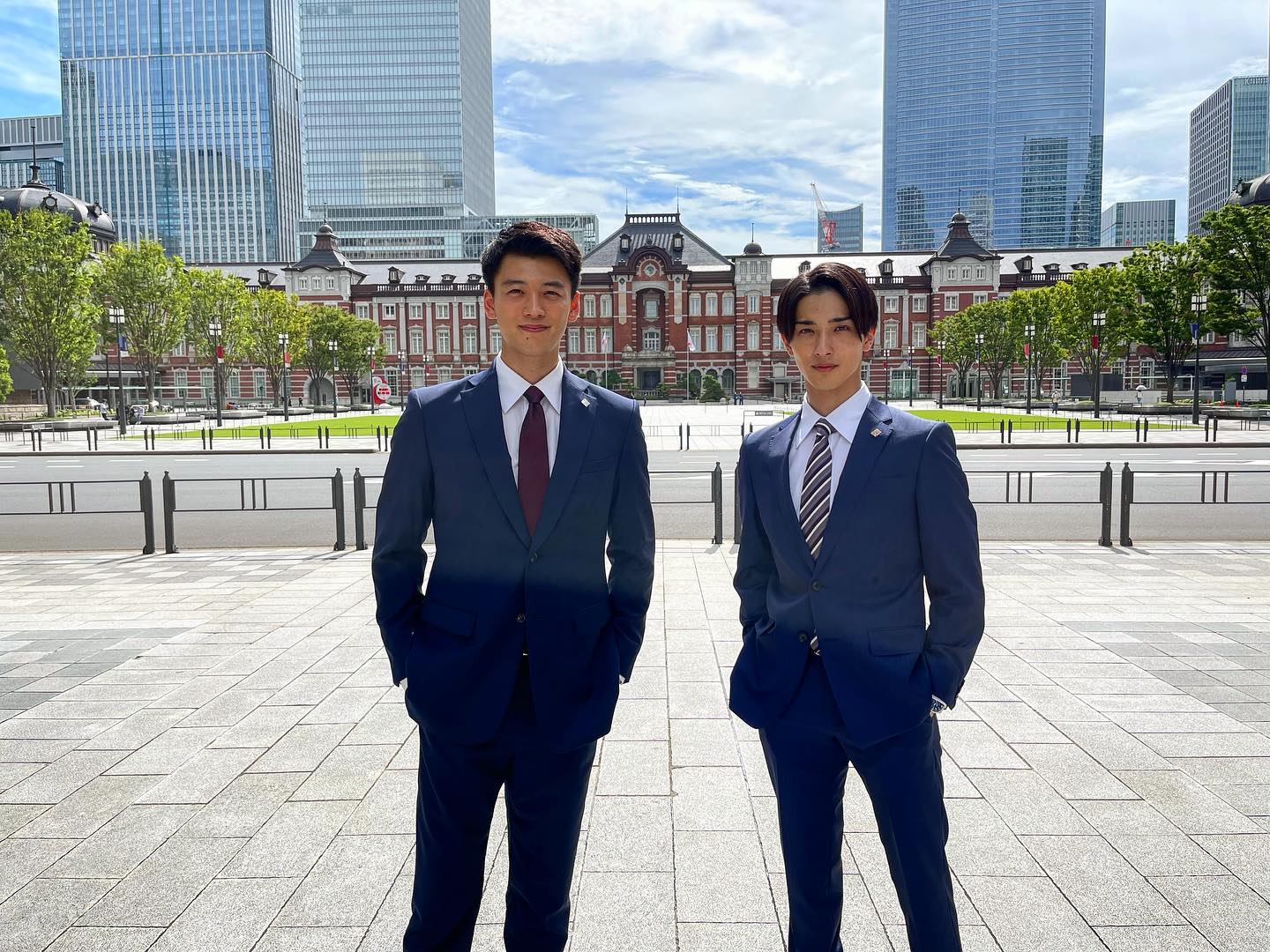 竹内涼真さん&横浜流星さん、スーツ姿で東京駅に😍 #アキラとあきら