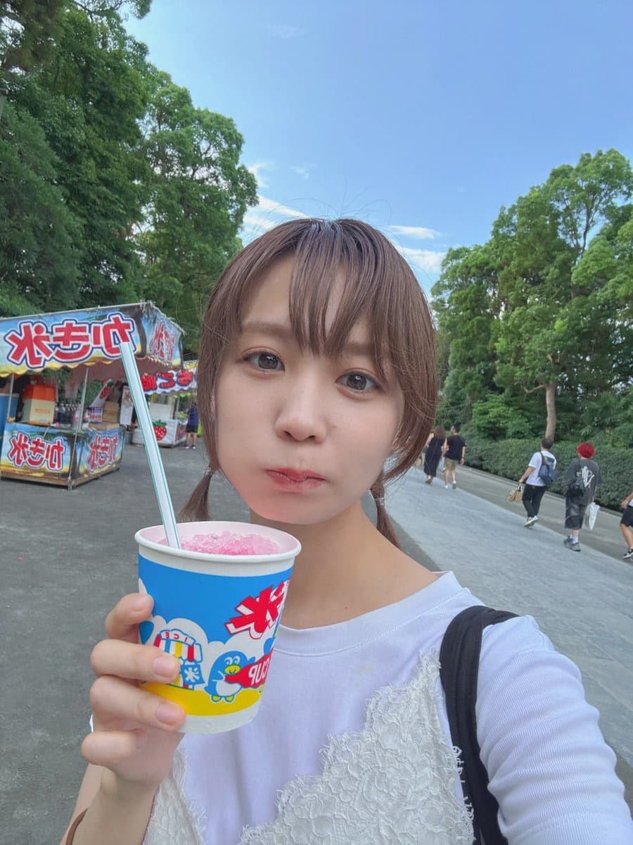 モモコグミカンパニー、かき氷片手に夏満喫ショットを公開 | 話題の