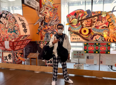 桑野信義、新青森駅でねぶた祭りのオブジェと共演「ホランペッター」健在