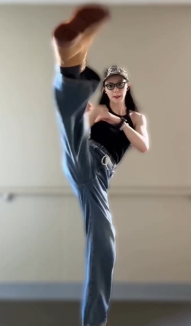 タンクトップで美肌あらわ！