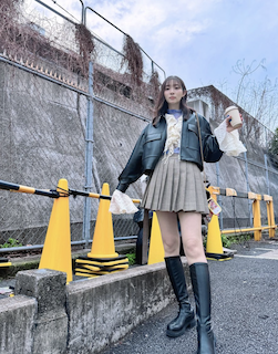 人気女性タレント 絶対領域あらわな