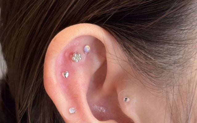 足立梨花、耳元できらめく癒しと遊び心。ハマり中の耳ツボジュエリーにトイプーの愛らしさが炸裂