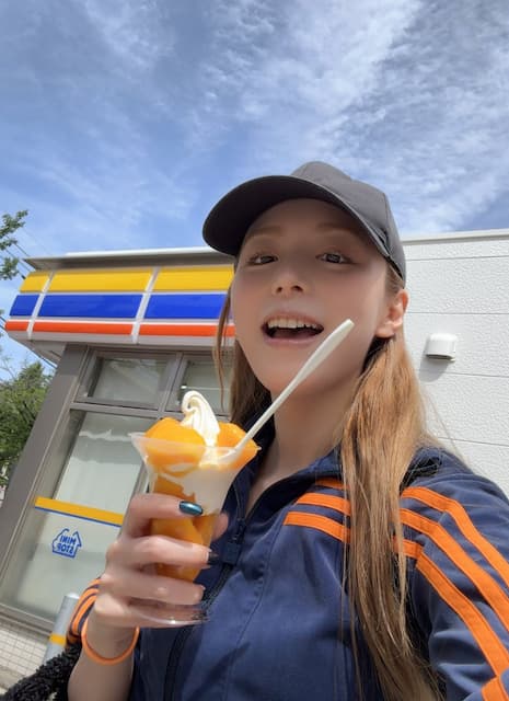 「今日も頑張るぞぉ」声優・平野綾が稽古の合間に休憩でアイスを食す