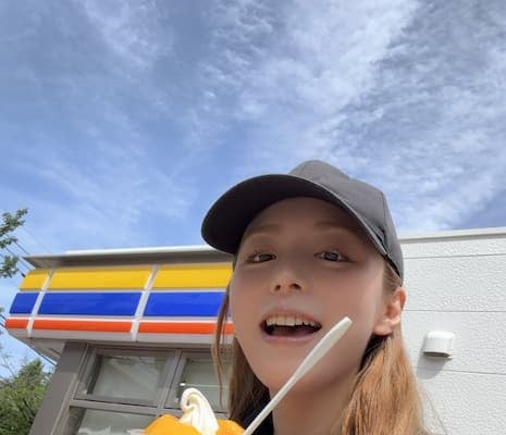 「今日も頑張るぞぉ」声優・平野綾が稽古の合間に休憩でアイスを食す