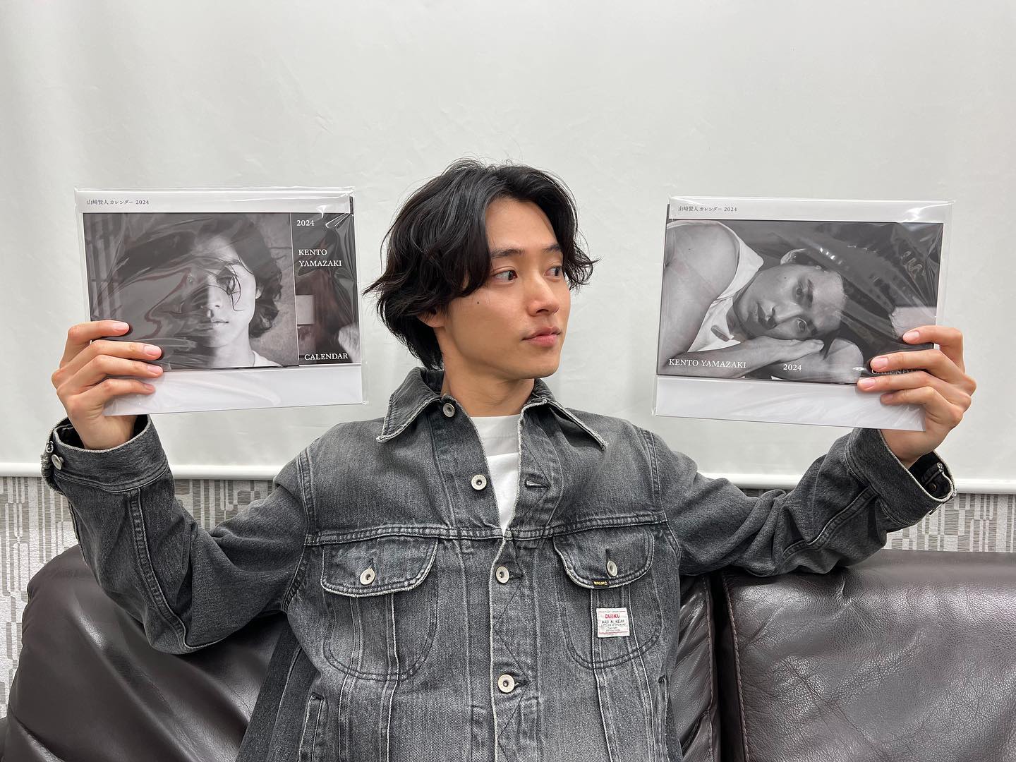 山﨑賢人が2024年カレンダーを発売！期間限定で特設コーナーも👀