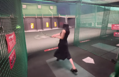 「野球むず…」元女子陸上選手(やり投げ)の美女、レアなバッティングムービーを披露！苦戦と語るもファン絶賛「格好いいスイングだ」