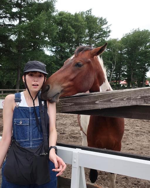 佐藤栞里　馬をも魅了する笑顔を公開！！「馬も栞里ちゃんファン」