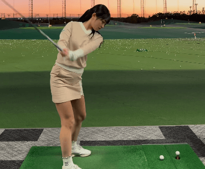 「何度も見てられるな」美女ゴルファー、夕陽バックの”コスモス色・スイング”ムービーにファン魅了される「全体的に可愛すぎて」