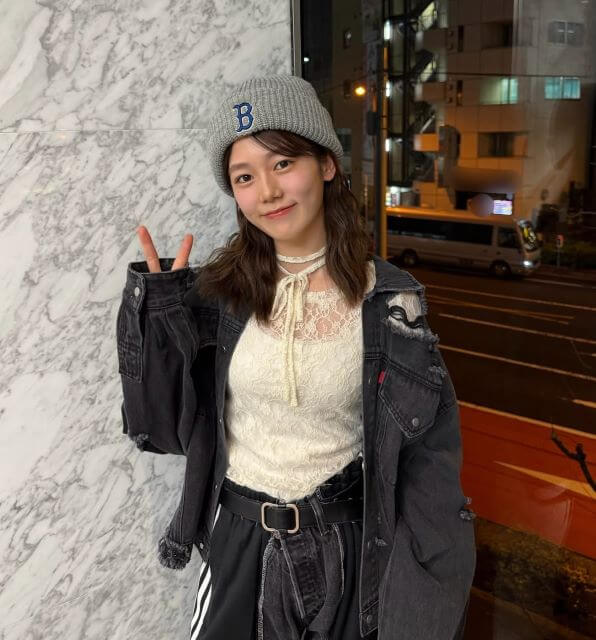 川口葵、魅力全開！ピースサインの笑顔にファンもメロメロ