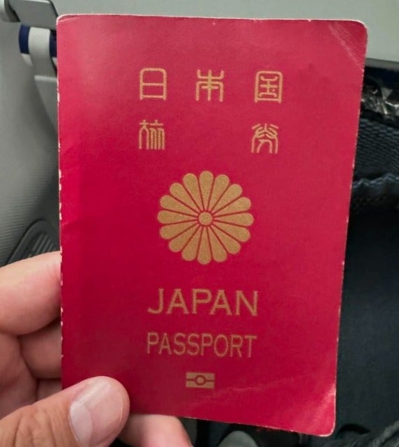 みやぞんが使い古したパスポートを持って海外へ！