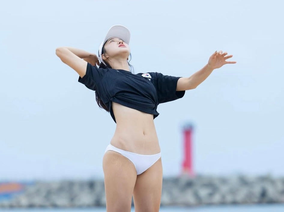 砂浜で放った存在感…美しすぎるビーチバレー選手が見せた“思い出せない”ポーズ