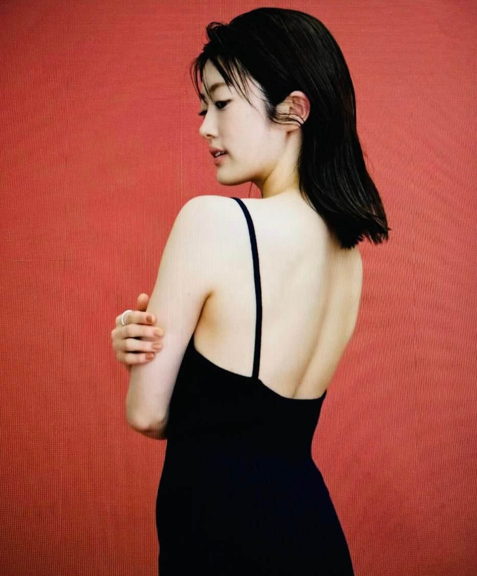 元乃木坂メンバーがざっくり開いたワンピースを公開