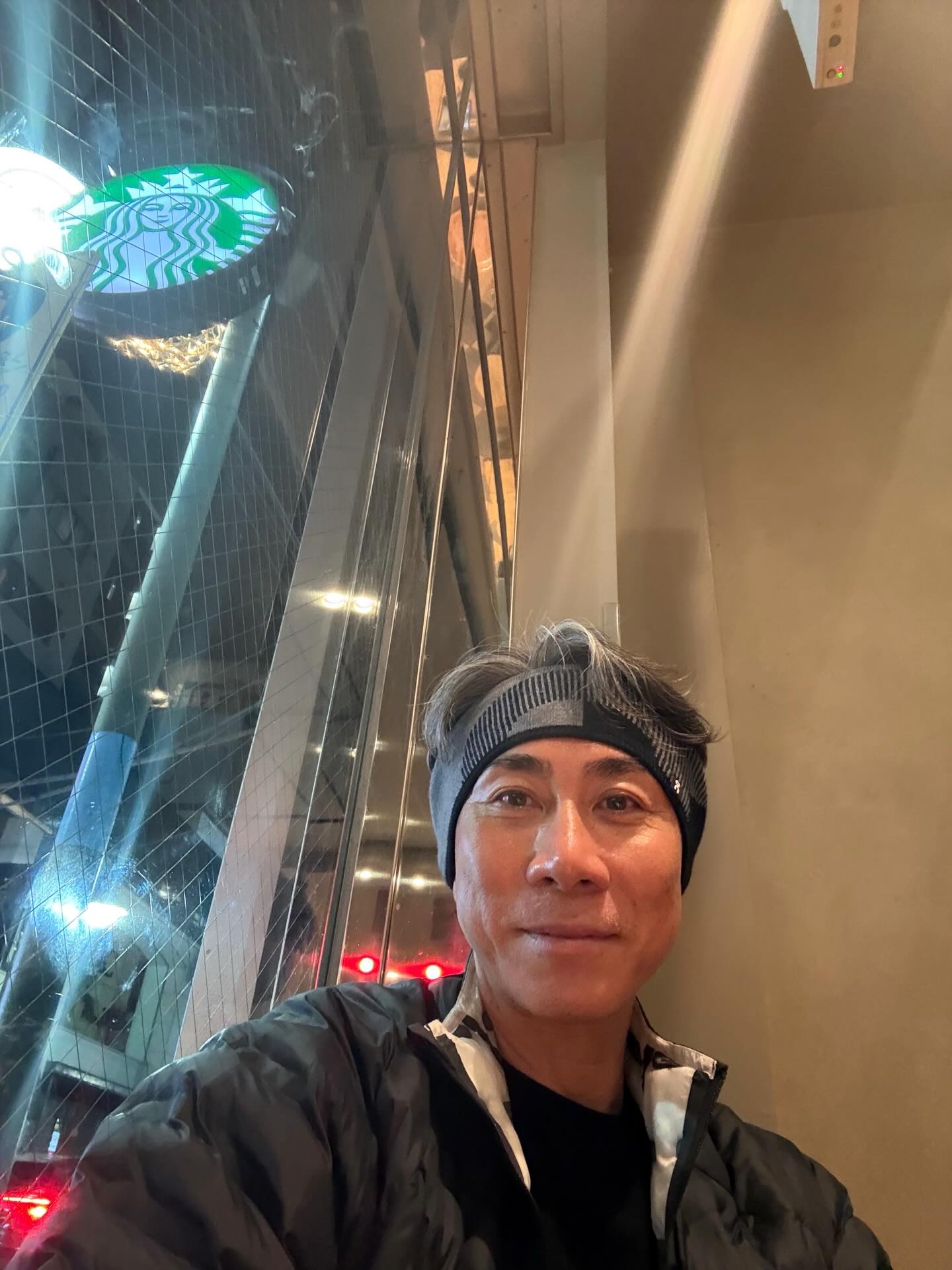 前園真聖がウォーキング＆サウナでリフレッシュ　スタバでひと息