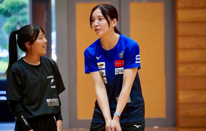 「笑顔が尊い」美女バレーボーラー、平和アリーナで魅せたコート内の美ショット”スマイルが”尊い”とファンうっとり