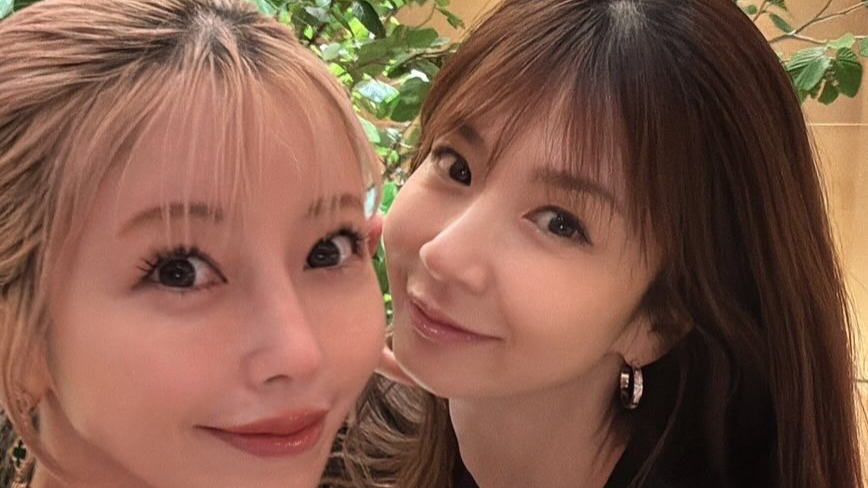 ほしのあき、背中あきコーデで双子風♡ラブブもおそろ