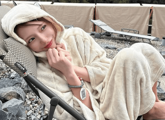 「ホンマに可愛いすぎる」人気モデル、聖なる森の”外気浴・ショット”がキュートすぎとファン歓喜！「ほんと綺麗だよな」