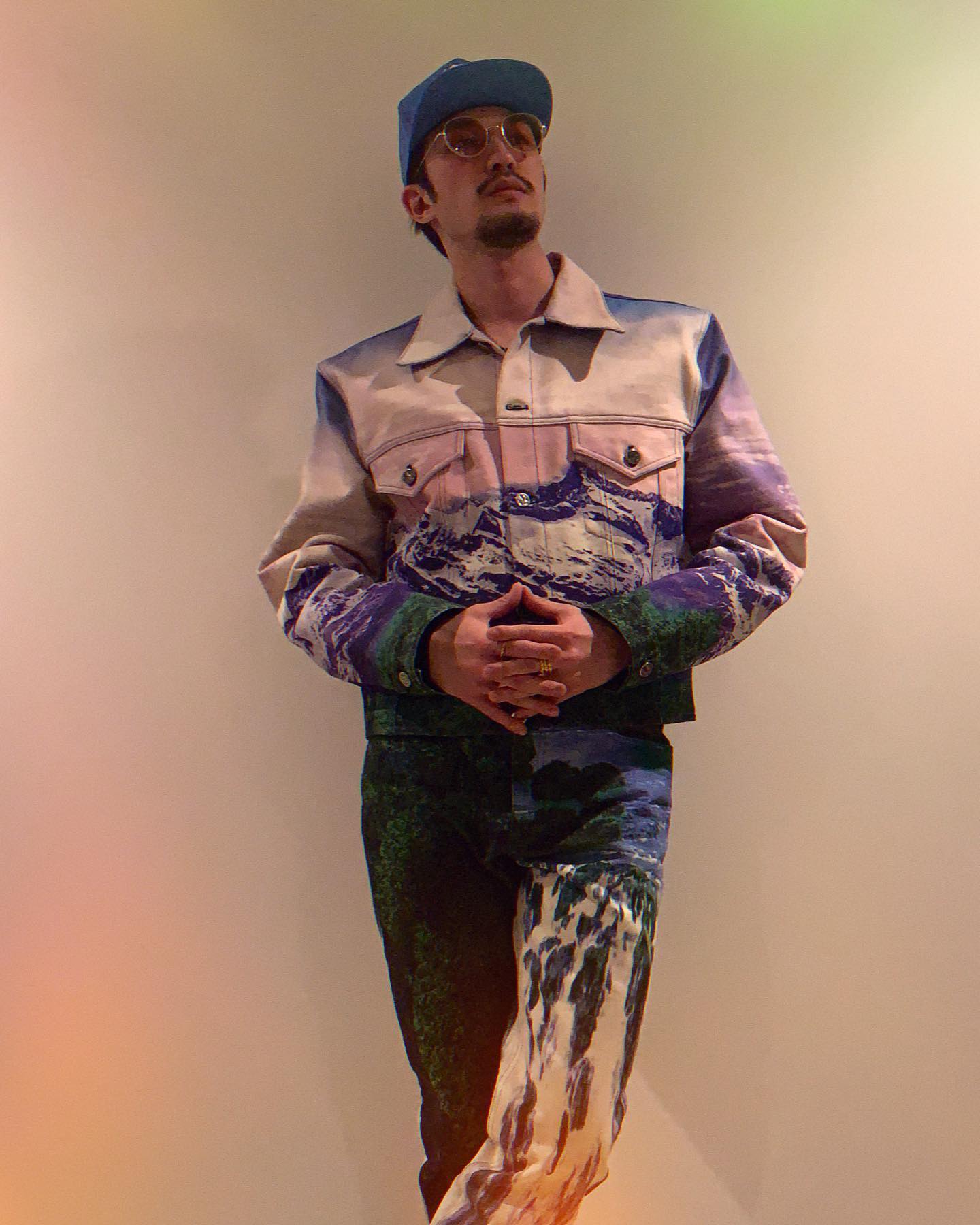 SixTONESジェシーが超個性的コーデを着こなす！「ジェシーだから似合う」