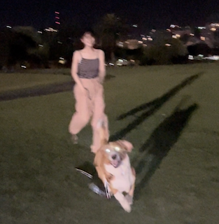 元超人気アイドル ノースリーブで”美”二の腕あらわに… オフ感溢れる1枚にファン悶絶