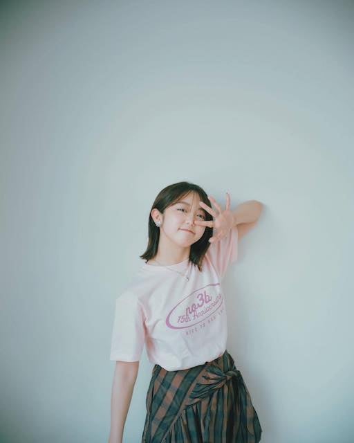 峯岸みなみ『ノースリーブス』のライブTシャツを披露！「何色買うか迷う〜！」