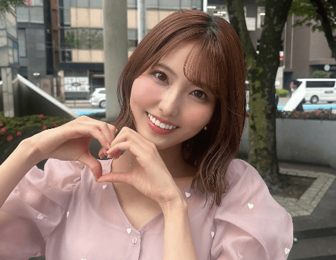 「ポーズかわいい」美女タレント、ハート服で魅せる”ハートポージング”にファンときめき状態！