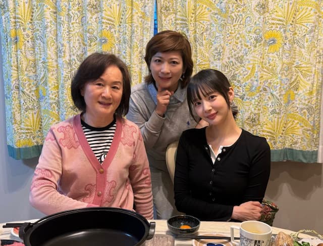 美人な三世代にファン驚き！岡田紗佳が家族写真をシェア