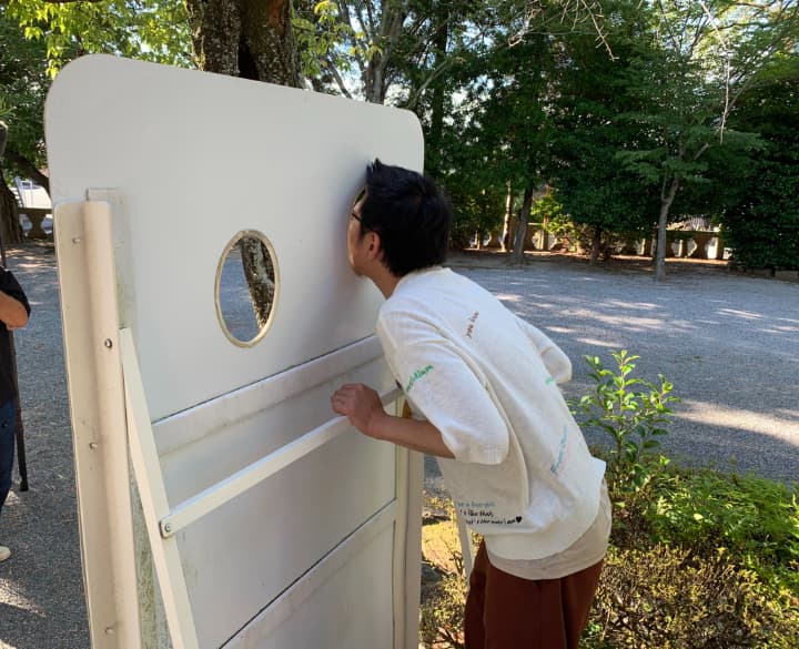 芸人・出井隼之介「顔はめパネル毎回写真撮らされる」仲良しな様子を公開