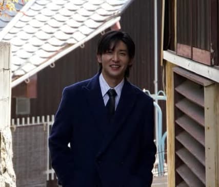 「ロングコート似合いすぎ案件」目黒蓮、細道を颯爽と歩く姿がかっこよすぎると話題に