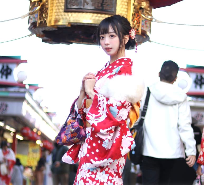 コスプレイヤーyamiが浅草に登場！赤い和服姿を披露