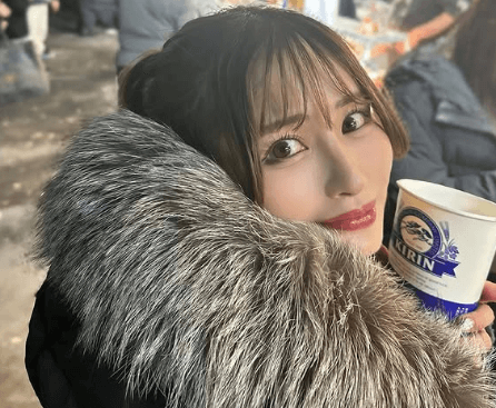 「激もふもふ可愛いすぎ」人気レースクイーン、初詣で”振り向き・上目遣いショット”にファンの心とろける！