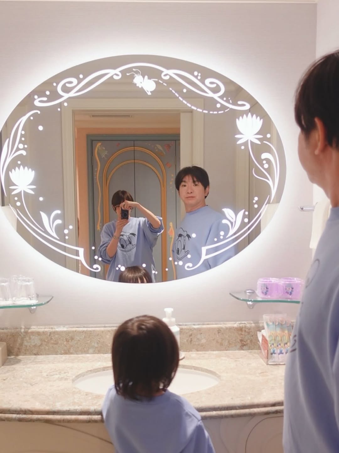 濱口優、家族で東京ディズニーリゾート満喫ショットを公開「全員おそろいで可愛いと話題に」