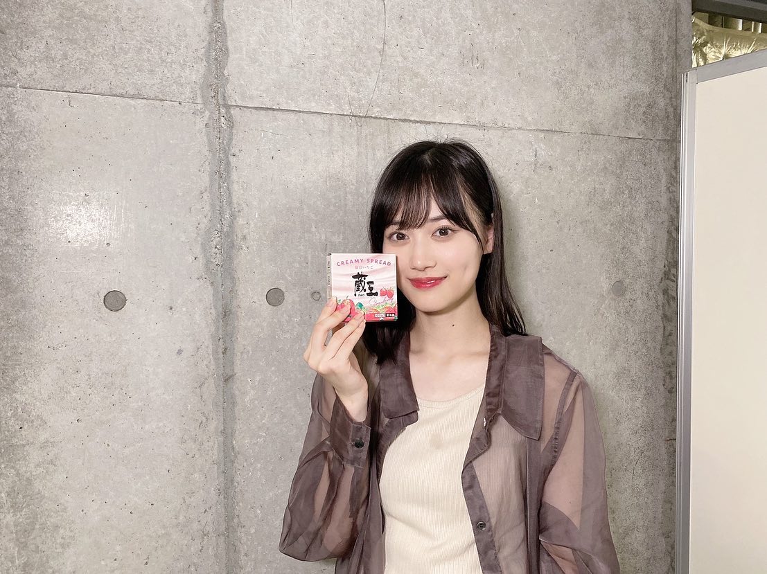 自身の特大ポスターに仰天!!👀山下美月さんがキュートな笑顔公開