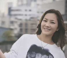 瀬戸朝香がスカイツリーショットを公開　古着＆すっぴん姿に称賛の声！