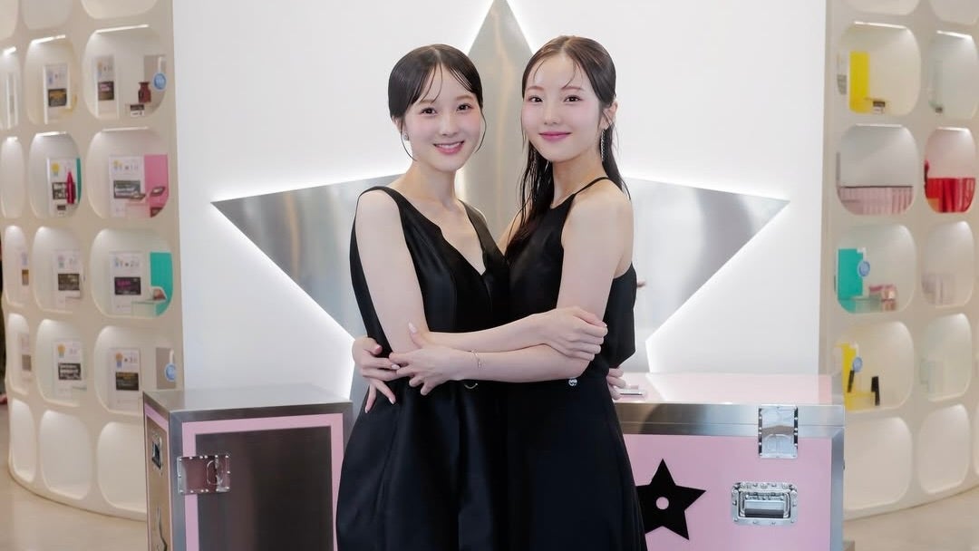 「えええええ！キレイな姉妹」本田真凜＆本田紗来、色白美肌際立つ黒のドレスを纏った姉妹2ショットに大反響！