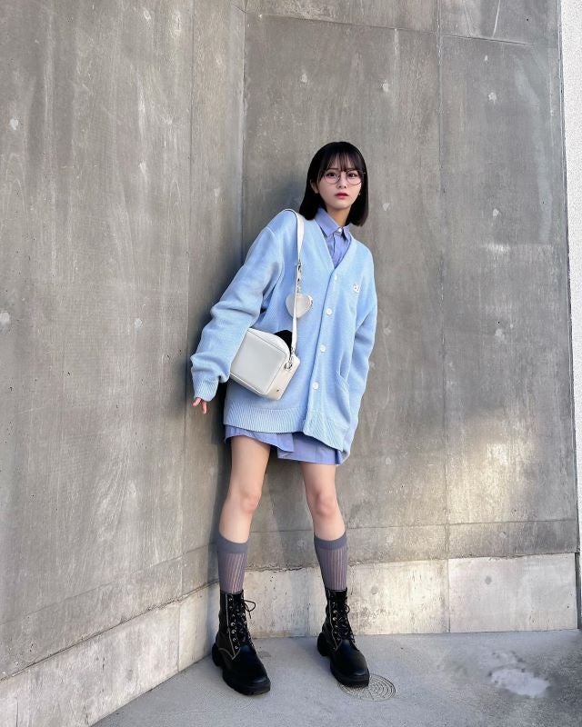 尾木波菜、青シャツ×水色カーディガンの青色コーデに「青が似合いすぎる」の声続々✨