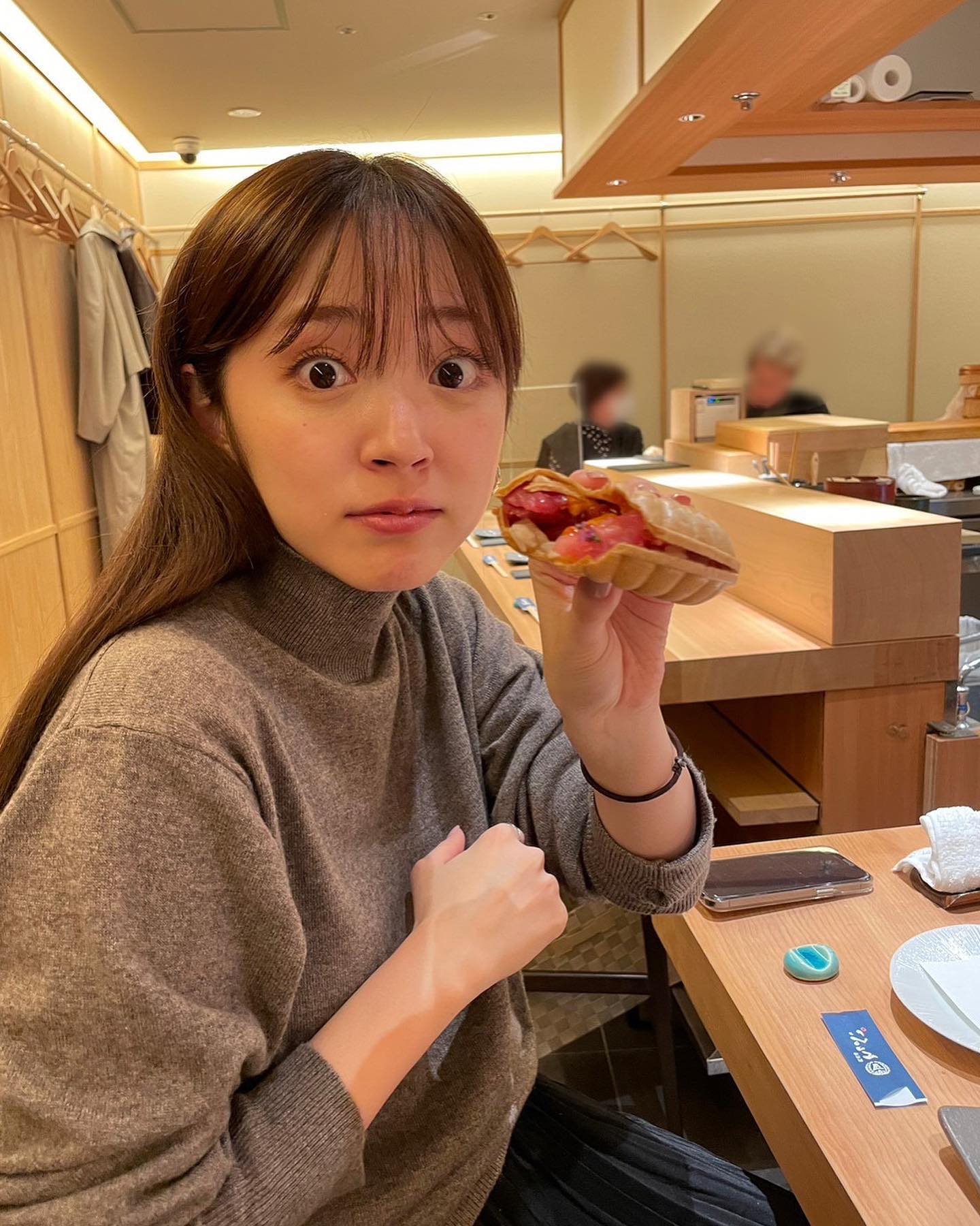 モナカの中身は〇〇❗️鈴木愛理が寿司屋の珍メニューに驚愕😳