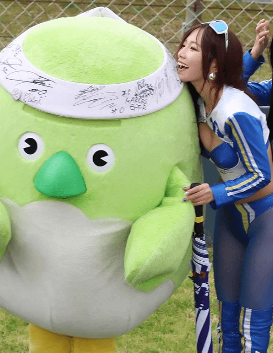 「鳥になりたい」レースクイーン霧島聖子、”めじろん”との”裏山ショット”に羨望の声が集まる！