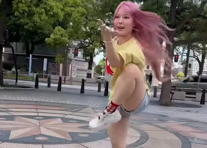 「可愛い先生！」美女カンフーアーティスト、舞う！広場にて”キュート＆クール”な演舞を披露しファン惚れ惚れ