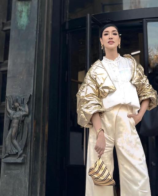 アンミカがパリのコレクションに登場 ゴールドのアウターがカッコ良すぎる