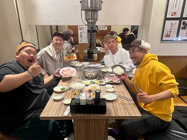 お笑い芸人・ハニトラ梅木、怪談師仲間と焼肉オフショットを公開！