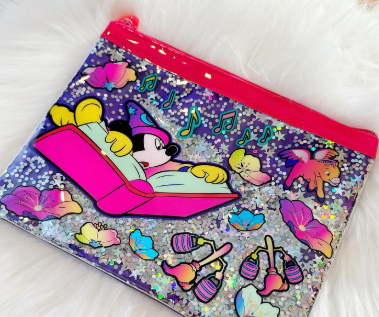 元モー娘。新垣里沙、ディズニーマーケットで一目惚れ！「キラキラ派手派手ポーチ」をゲット