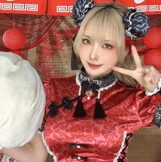 「めちゃかわですやん」超人気コスプレイヤー、金髪ダブルお団子ヘア・チャイナドレス姿を公開！「カッコ可愛いさを極めておる」